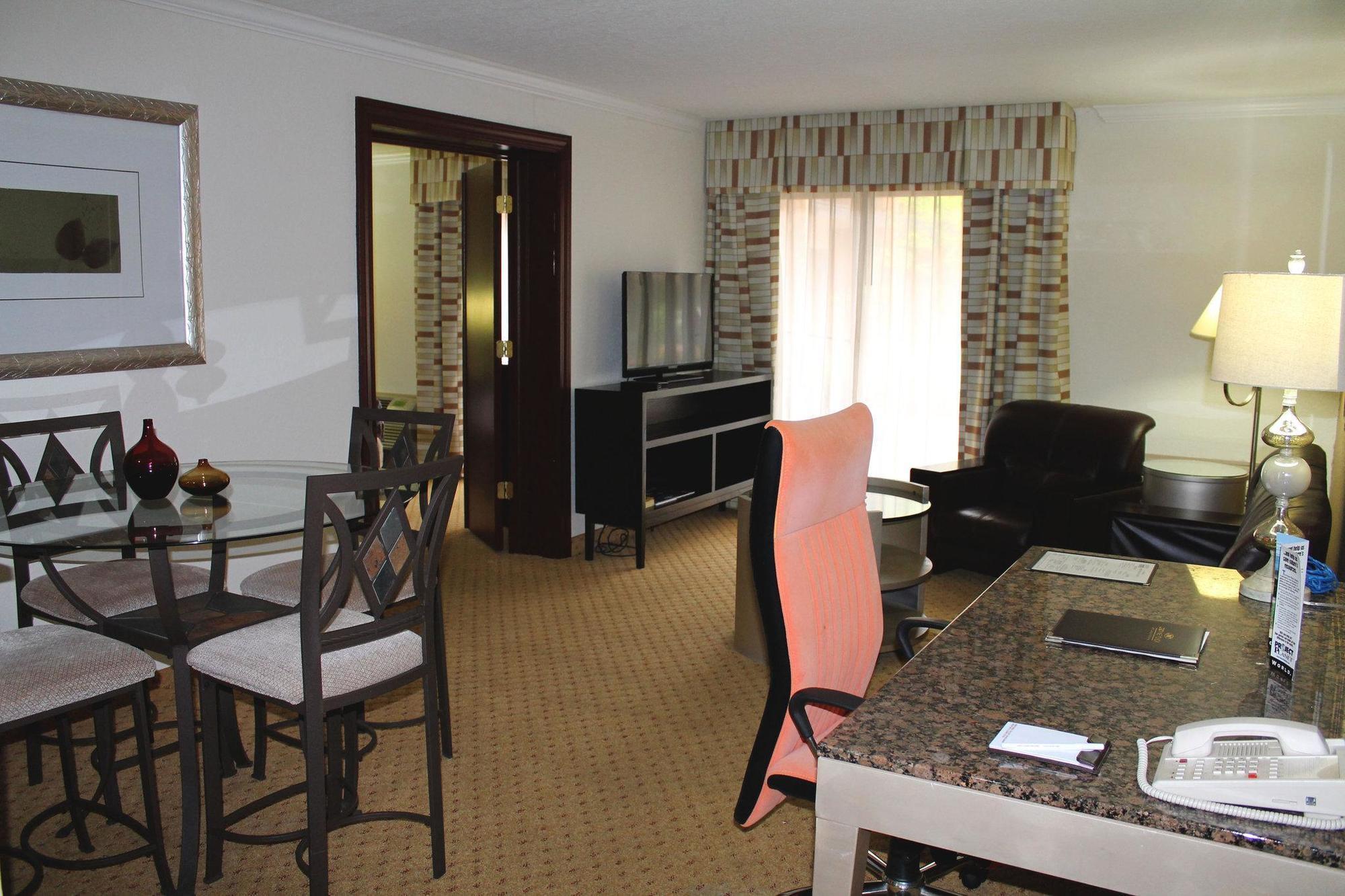 Four Points By Sheraton Detroit Novi Room photo